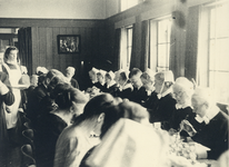 826105 Afbeelding van een diner voor de zusters diaconessen, georganiseerd ter gelegenheid van het 100-jarig bestaan ...